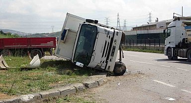 Sancaktepe'de kamyona çarpmamak için manevra yapan kamyonet devrildi: 3 yaralı