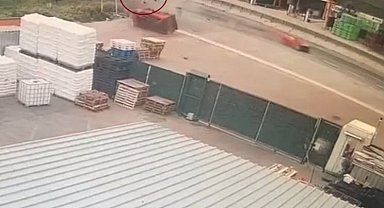 Silivri'de zincirleme kaza, sürücü takla atan kamyonetten fırladı