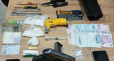 Sokak ortasındaki uyuşturucu alışverişi kameraya takıldı