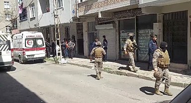Sultanbeyli'de bir kişi kendini eve kilitledi, devreye özel harekat polisleri girdi