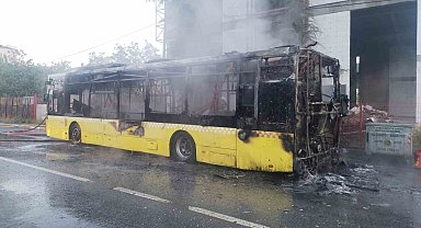 Sultanbeyli'de seyir halindeki İETT otobüsü alev alev yandı