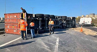 TEM bağlantı yolu Avcılar kavşağında tır devrildi: 1 yaralı