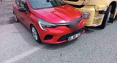 Tırın sürüklediği otomobildeki 5 kişilik aile yara almadan kurtuldu