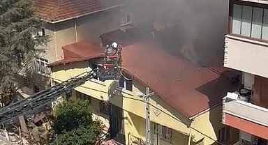 Ümraniye'de alev alev yanan evde mahsur kalanlar komşuları tarafından kurtarıldı