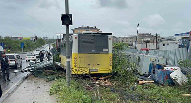 Ümraniye'de kaldırıma çıkan İETT otobüsü iş yerine daldı