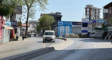 Ümraniye'de virajı alamayan otomobil karşı şeride geçti
