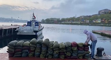 Üsküdar'da 1 buçuk ton kaçak midye ele geçirildi