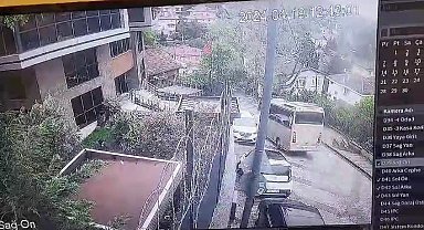 Üsküdar'da öğrencileri taşıyan servis aracının kaza anı kamerada