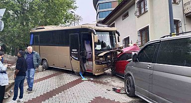 Üsküdar'da öğrencileri taşıyan servis kaza yaptı