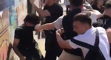 Üsküdar'da okul çıkışı öğrenciler birbirine girdi