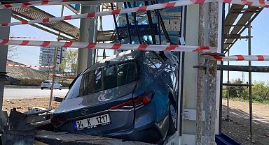 Uykuya dalan sürücü üst geçit asansörüne çarptı: 4 yaralı