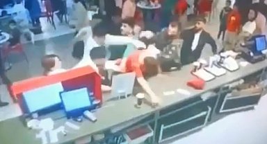 Yemeği beğenmeyince garsonu böyle dövdüler