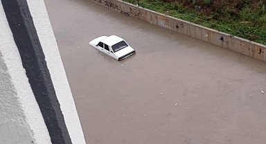 Ankara'da sağanak yağış etkili oldu, sokaklar göle döndü