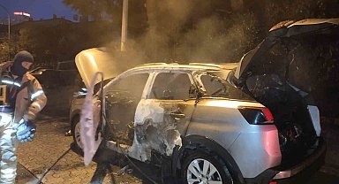 Ataşehir'de park halindeki araç kundaklandı