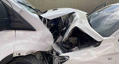 Basın Ekspres yolunda panelvan araç iki otomobille çarpıştı: 6 yaralı
