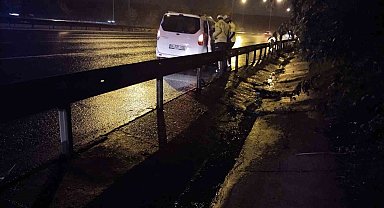 Beykoz'da kontrolden çıkan hafif ticari araç otomobile çarptı: 2 yaralı