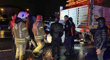 Büyükçekmece'de kontrolden çıkan araç tırın altına girdi: 1 ölü, 2 yaralı