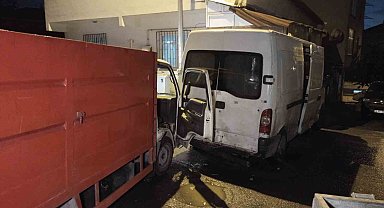 Çaldıkları kamyonetle park halindeki minibüse çarptılar