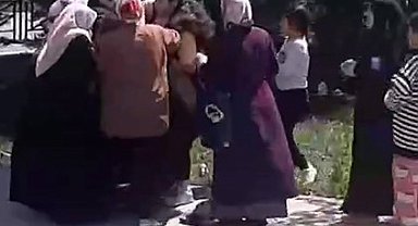 Esenyurt'ta boşanma aşamasındaki çift, sokak ortasında birbirine girdi