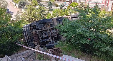 Freni arızalanan belediye kamyonu apartmanın bahçesine devrildi