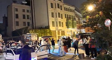 Galata'da "pes" dedirten nişan kutlaması: Hastane yolunu kesip "Erik Dalı" oynadılar