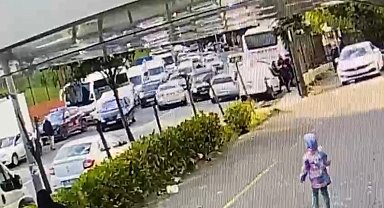 İstanbul'da polise direnen şüphelilerle arbede kamerada: Asker kaçakları polise saldırdı