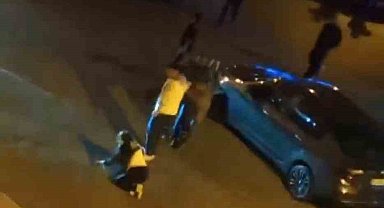 İstanbul'da sokakta yumruklu kavgalar kamerada: Kadın aldığı darbeyle yere düştü