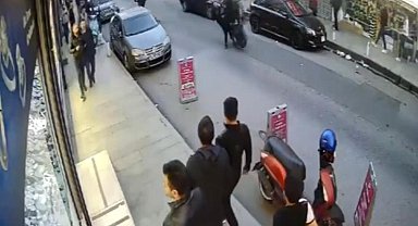 İstanbul'da tek tekerlek kazası kamerada: Scooterlı genç ve yaya kıl payı kurtuldu