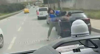 İstanbul'da trafikte boks ringini aratmayan kavga kamerada: Karşısındakini yumrukladı