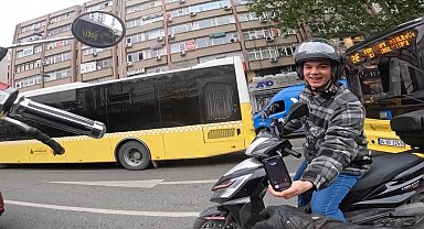 İstanbul'da trafikte kahkahaya boğan kaza: Motosikletine çarpan kişi annesi çıktı