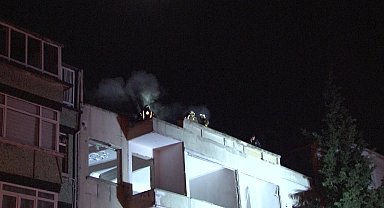 Kadıköy'de metruk binanın çatısı alev alev yandı