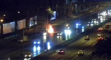 Kadıköy'de seyir halindeki otomobil alev alev yandı
