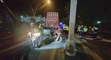 Kamyona ok gibi saplanan otomobil hurda yığınına döndü: 1 ölü