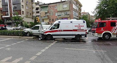 Kartal'da ambulans ile hafif ticari araç çarpıştı: 4 yaralı