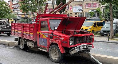 Kartal'da freni patlayan kamyonet 2 araca çarptı: 1 yaralı