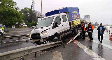 Kartal'da İBB'ye ait araç, bariyere ok gibi saplandı