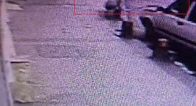 Kaza yapan sürücü hıncını yanındaki kadından çıkardı: O anlar kamerada