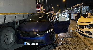Küçükçekmece'de 3 araçlı zincirleme trafik kazası: 2 yaralı