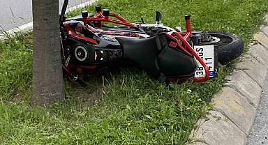 Küçükçekmece'de korkunç kaza, ağaca çarpan motosiklet sürücüsü feci şekilde can verdi