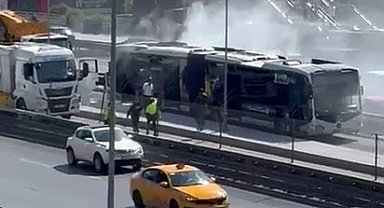 Küçükçekmece'de metrobüste yangın paniği