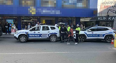 Küçükçekmece'de otomobil önce bariyerlere ardından yayalara çarptı: 5 yaralı