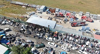 Maltepe'de araç hurdalığında yangın