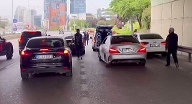 Maltepe'de E5 karayolunu kapatan düğün konvoyu kamerada