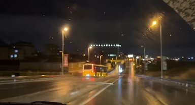 Maltepe'de faciadan dönüldü: Motosikletli otobüsün altında kalmaktan son anda kurtuldu