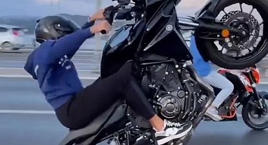 Motosikletlinin köprü üzerindeki tehlikeli hareketleri kamerada