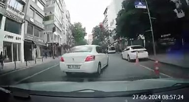 Nişantaşı'nda trafikte "önüme kırdın" kavgası kamerada: Araca çarpıp böyle kaçtı