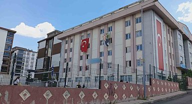 Ortaokul öğrencileri arasındaki kavga kanlı bitti: 1 yaralı