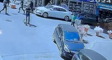 Otomobilin içinde para dolu çantayı çalan hırsızlar kamerada