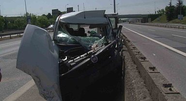 Pendik'te cip ile çarpışan ticari aracın sürücüsü araç içinde sıkıştı
