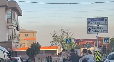 Pendik'te kadın sürücüler kavga etti, tekmeler havada uçuştu